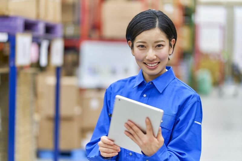 商品のチェックを行う女性スタッフ
