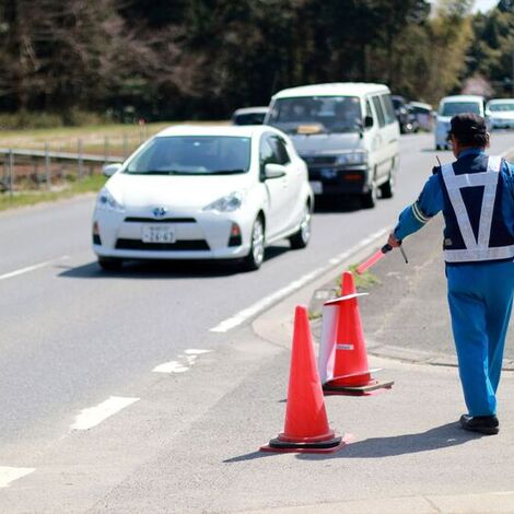 駐車場を警備する警備員