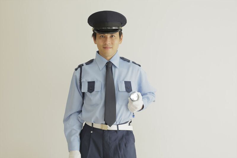 ライトをつける男性警備員