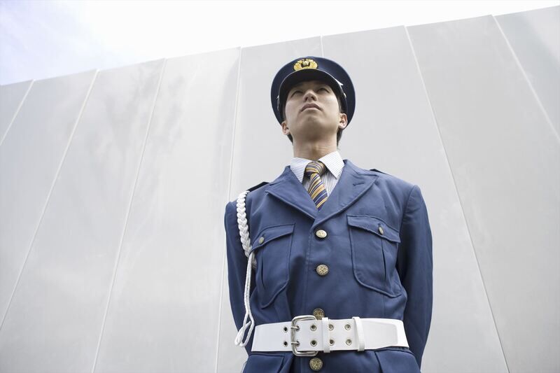警備するスタッフ