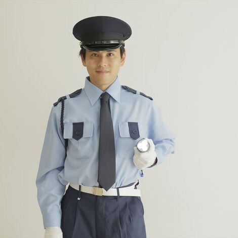 ライトをつける男性警備員
