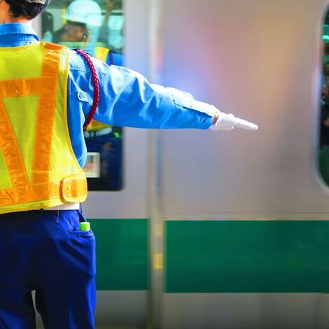 駅で警備する警備員