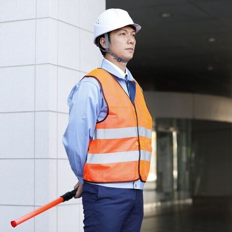 会場警備するスタッフ